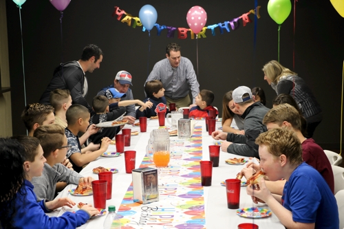kids birthday party eating